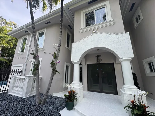 a view of entryway with a front door