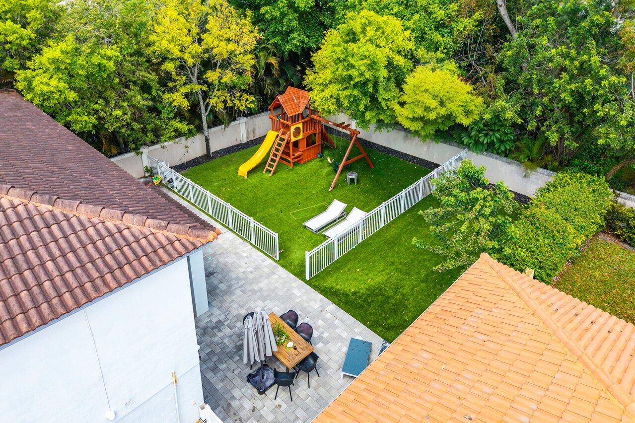 10223 Boca Vista Drive Boca Raton, FL 33498 - Photo 30 of 33 a view of a backyard with plants
