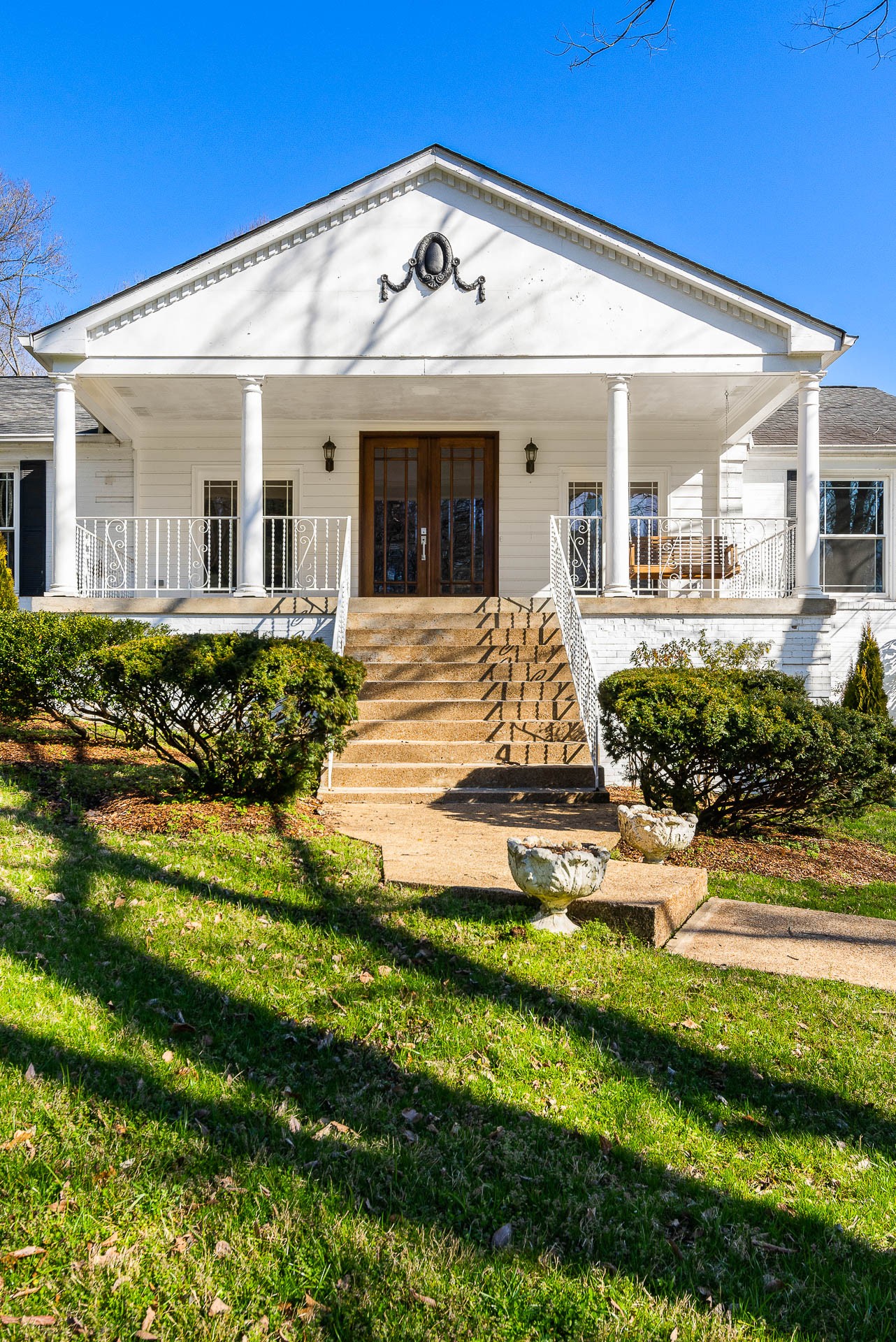 6607 Fox Hollow Road Nashville, TN 37205 - Photo 4 of 50 front view of a house with a yard
