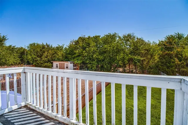 a view of yard with grass and trees