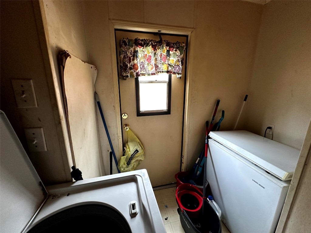 119 Cedar Frst Lane Corrigan, TX 75939 - Photo 11 of 32 a utility room with dryer and washer