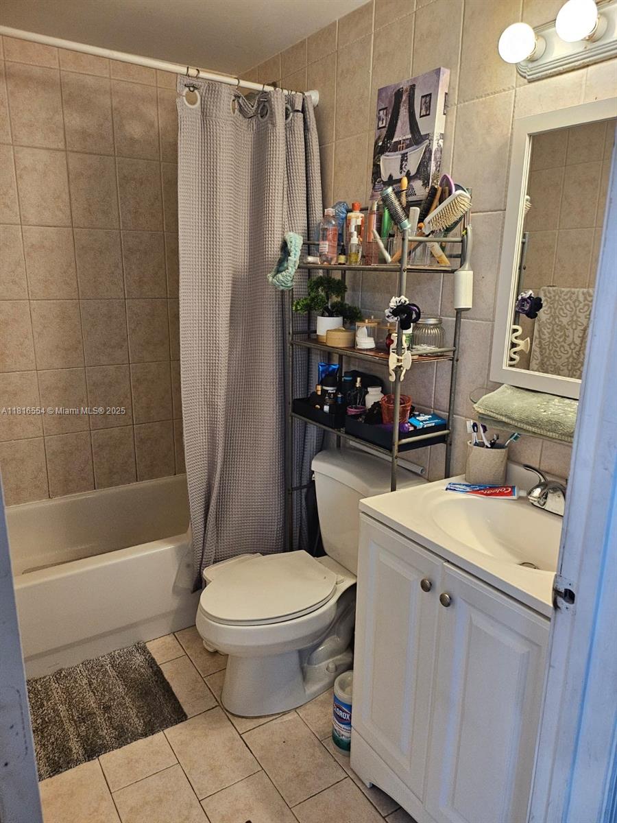 110 Southeast 2nd Street, Unit 210 Hallandale Beach, FL 33009 - Photo 9 of 10