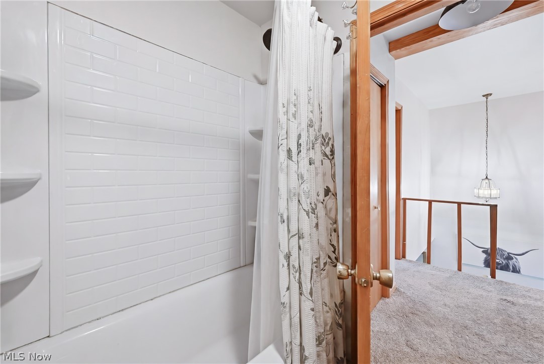 6667 Chestnut-Ridge Road Hubbard, OH 44425 - Photo 23 of 35 Bathtub/shower combo with white subway tile-style surround and integrated corner shelving