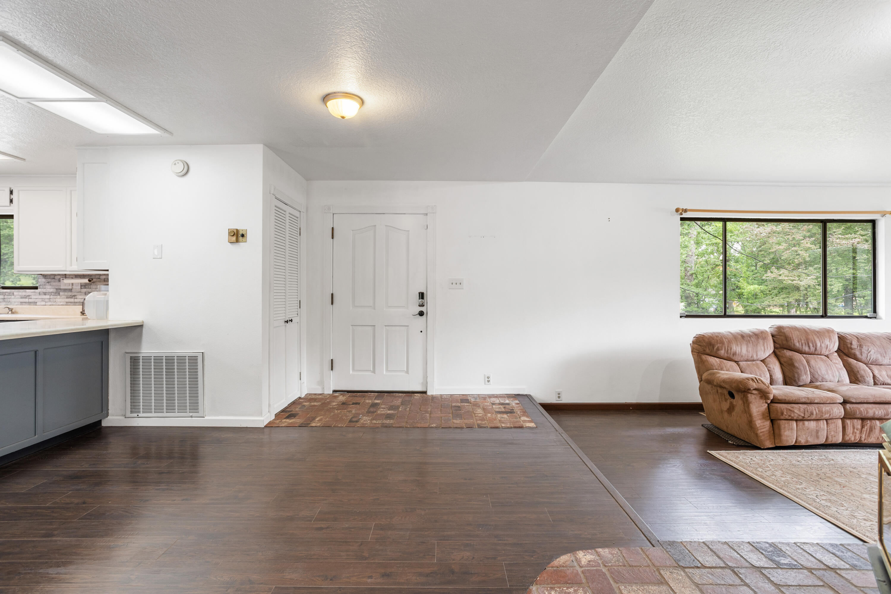 9891 Harley Leighton Road Redding, CA 96003 - Photo 25 of 52 a living room with furniture and a large window