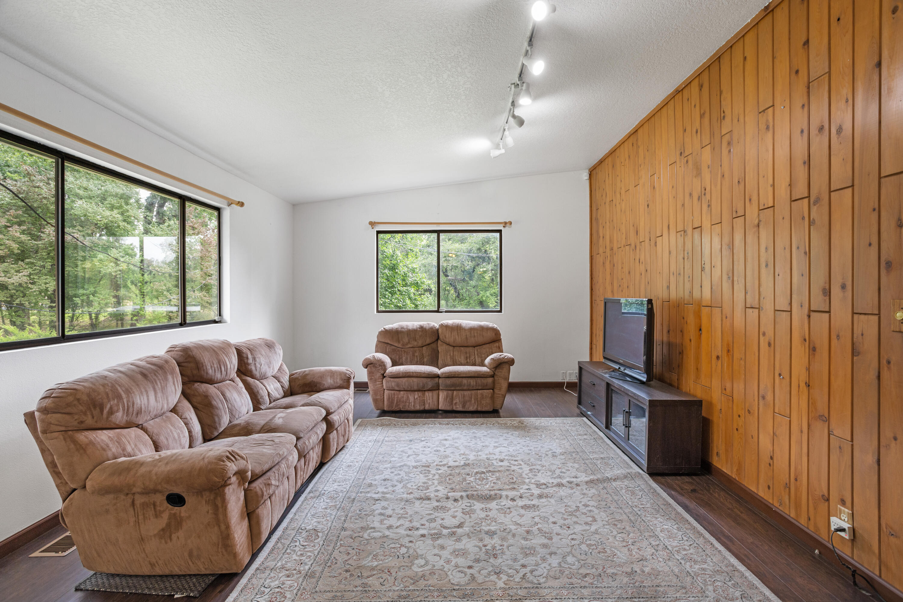 9891 Harley Leighton Road Redding, CA 96003 - Photo 26 of 52 Interior02