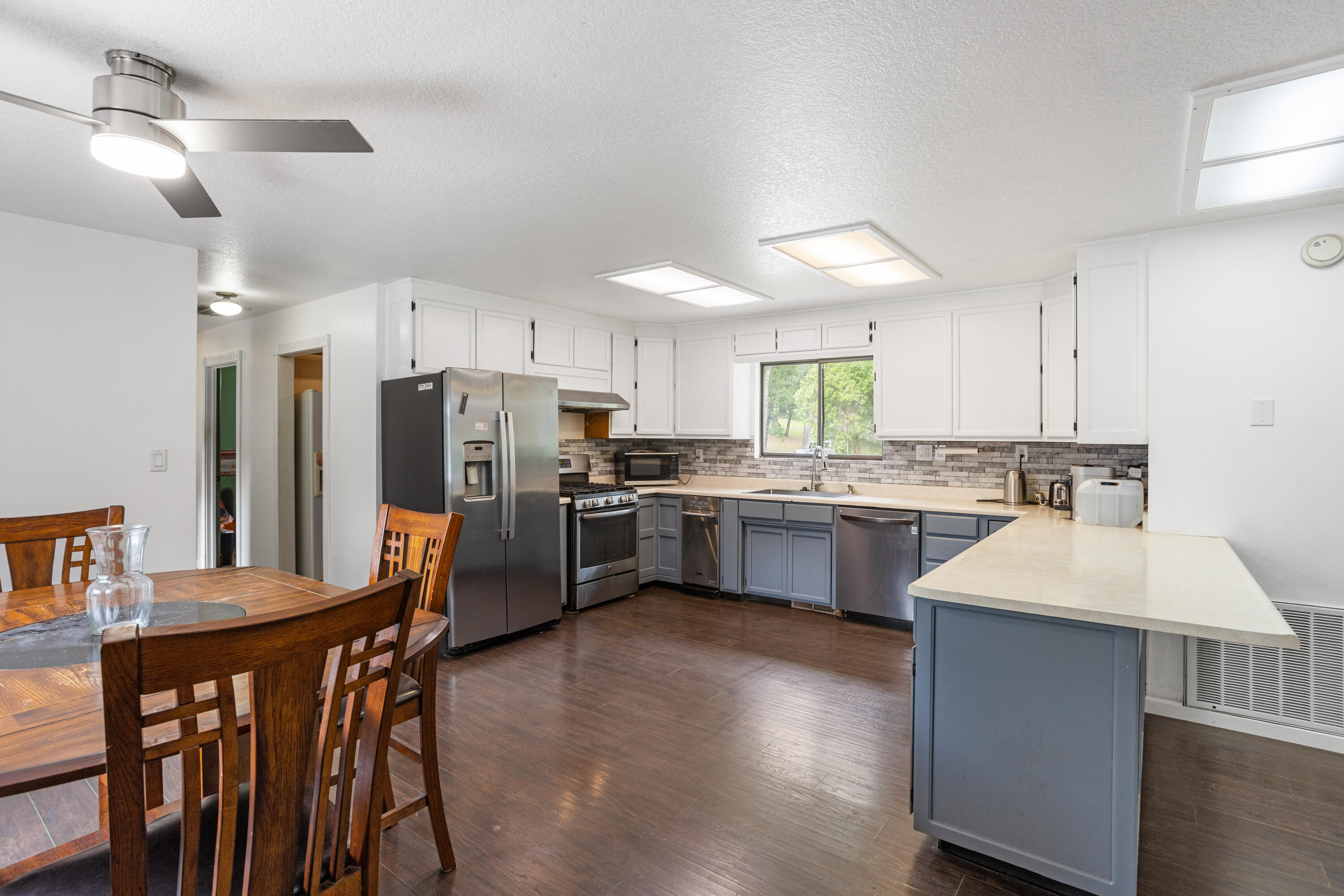9891 Harley Leighton Road Redding, CA 96003 - Photo 30 of 52 Interior06