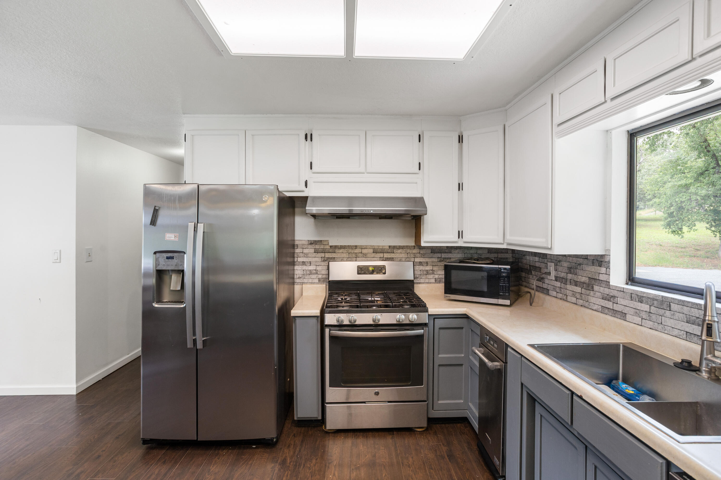 9891 Harley Leighton Road Redding, CA 96003 - Photo 31 of 52 Interior07