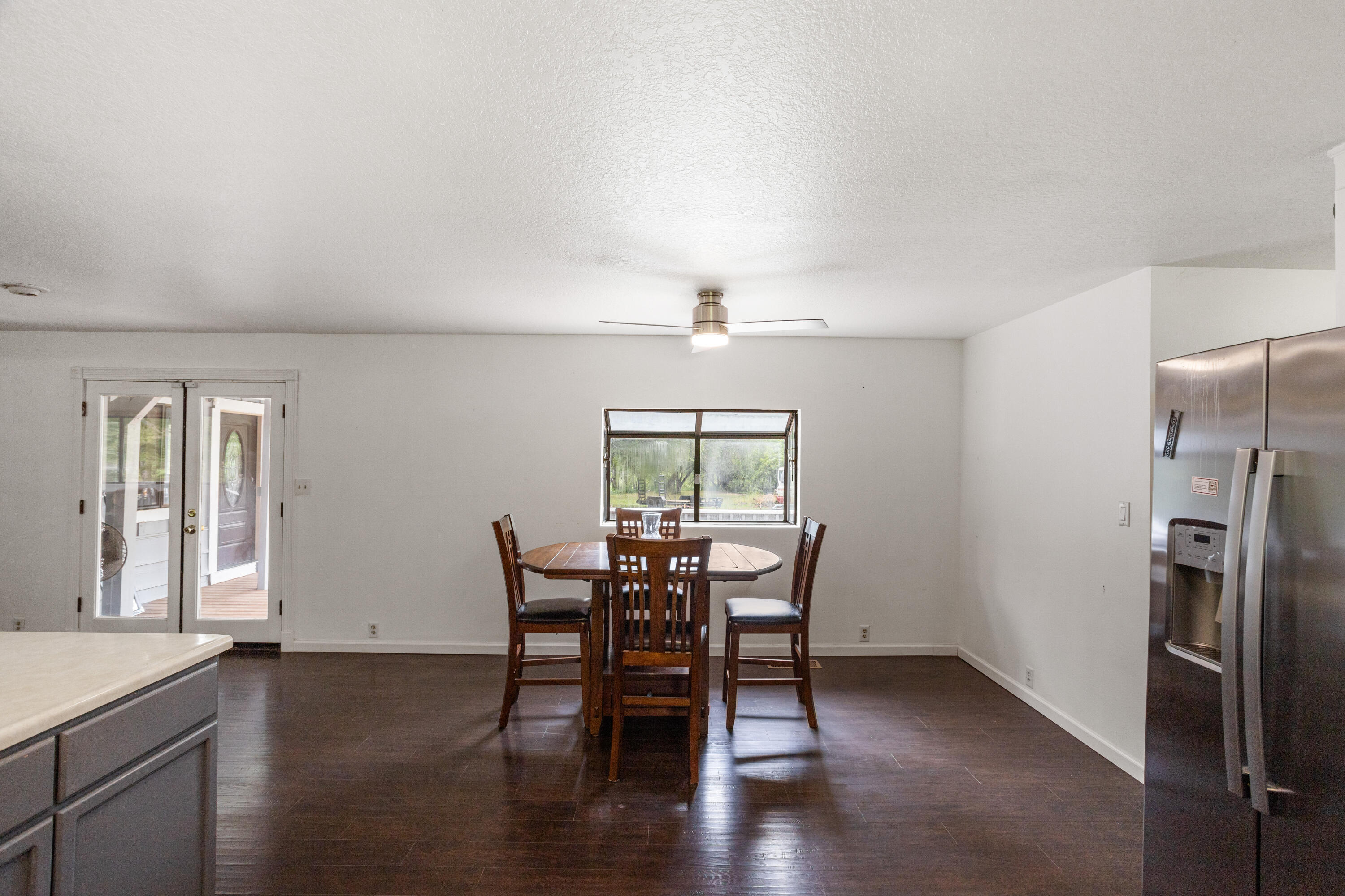 9891 Harley Leighton Road Redding, CA 96003 - Photo 32 of 52 Interior08