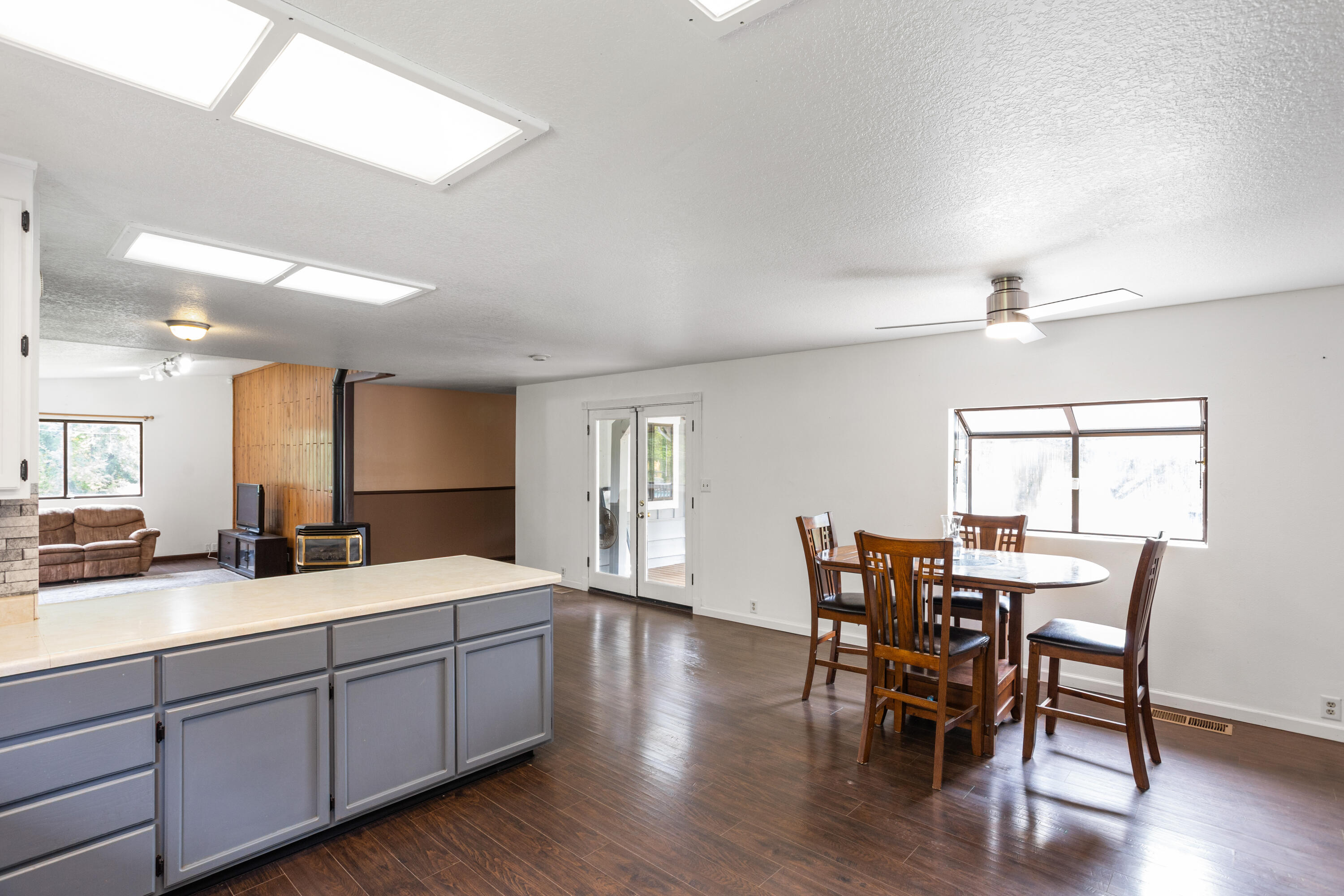 9891 Harley Leighton Road Redding, CA 96003 - Photo 33 of 52 a large kitchen with a table and chairs
