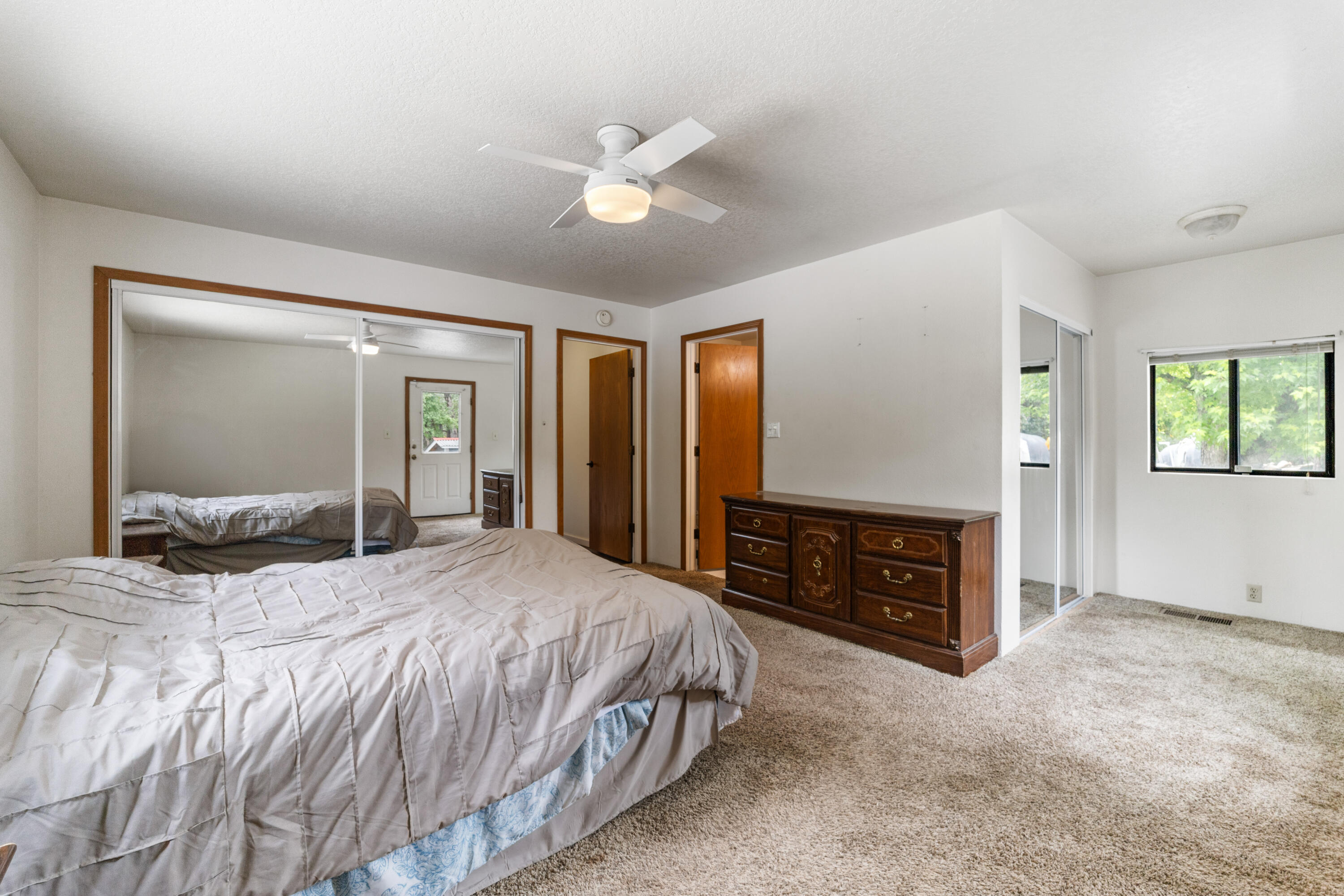9891 Harley Leighton Road Redding, CA 96003 - Photo 38 of 52 a bedroom with a large bed and a dresser