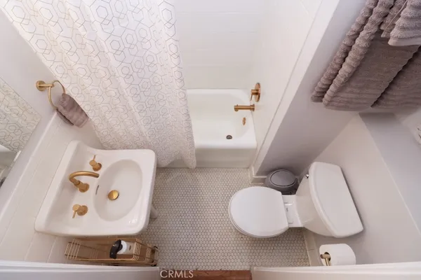 $2,400 | 315 West 3rd Street, Long Beach, CA 90802