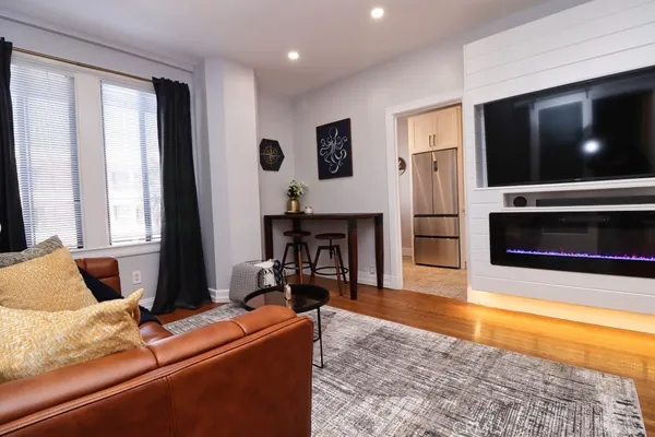 $2,400 | 315 West 3rd Street, Long Beach, CA 90802