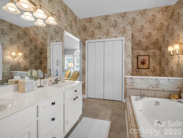 $1,775,000 | 206 Lakeridge Rd Lake, Lake Lure, NC 28746