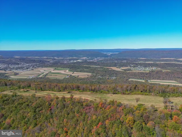 a view of a livingroom with furniture