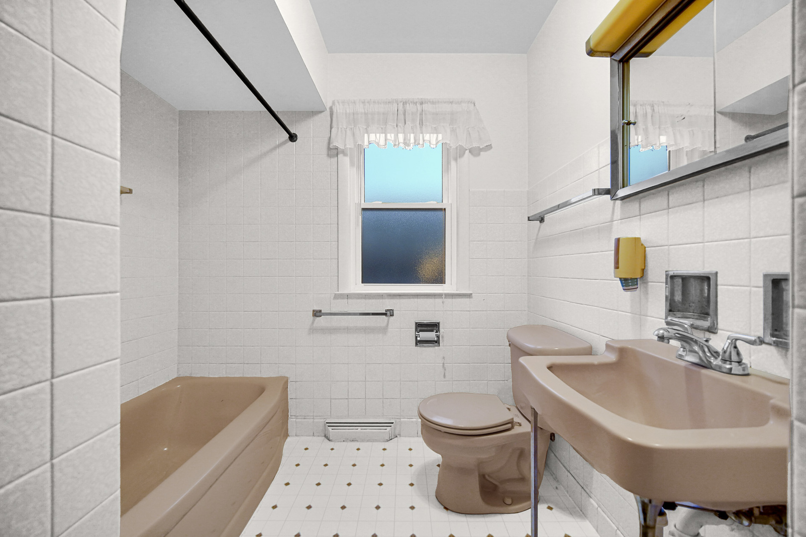 18423 Homewood Avenue Homewood, IL 60430 - Photo 19 of 27 a bathroom with a sink a toilet and bathtub