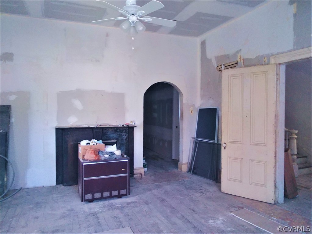 840 Commerce Street Petersburg, VA 23803 - Photo 11 of 38 a view of a livingroom with furniture and a ceiling fan