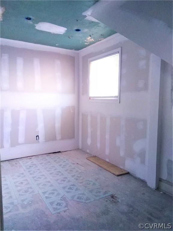 840 Commerce Street Petersburg, VA 23803 - Photo 13 of 38 a view of an empty room with a window