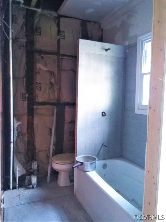 840 Commerce Street Petersburg, VA 23803 - Photo 20 of 38 a bathroom with a bathtub and a toilet
