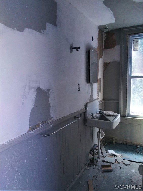 840 Commerce Street Petersburg, VA 23803 - Photo 25 of 38 a bathroom with a sink and a mirror