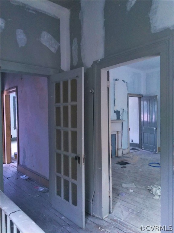 840 Commerce Street Petersburg, VA 23803 - Photo 27 of 38 a view of a hallway with wooden floor and entryway