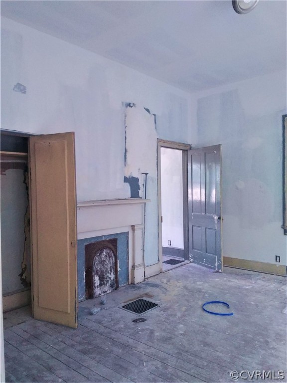 840 Commerce Street Petersburg, VA 23803 - Photo 30 of 38 a view of a livingroom with a fireplace and window
