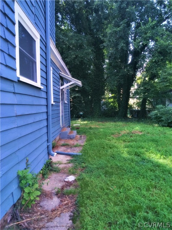 840 Commerce Street Petersburg, VA 23803 - Photo 3 of 38 a backyard of a house with lots of green space