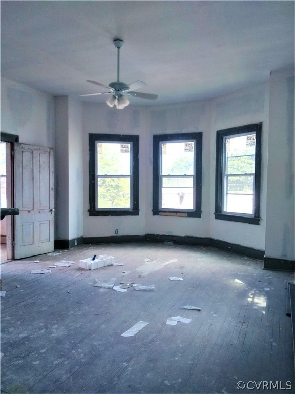 840 Commerce Street Petersburg, VA 23803 - Photo 32 of 38 an empty room with windows and ceiling fan