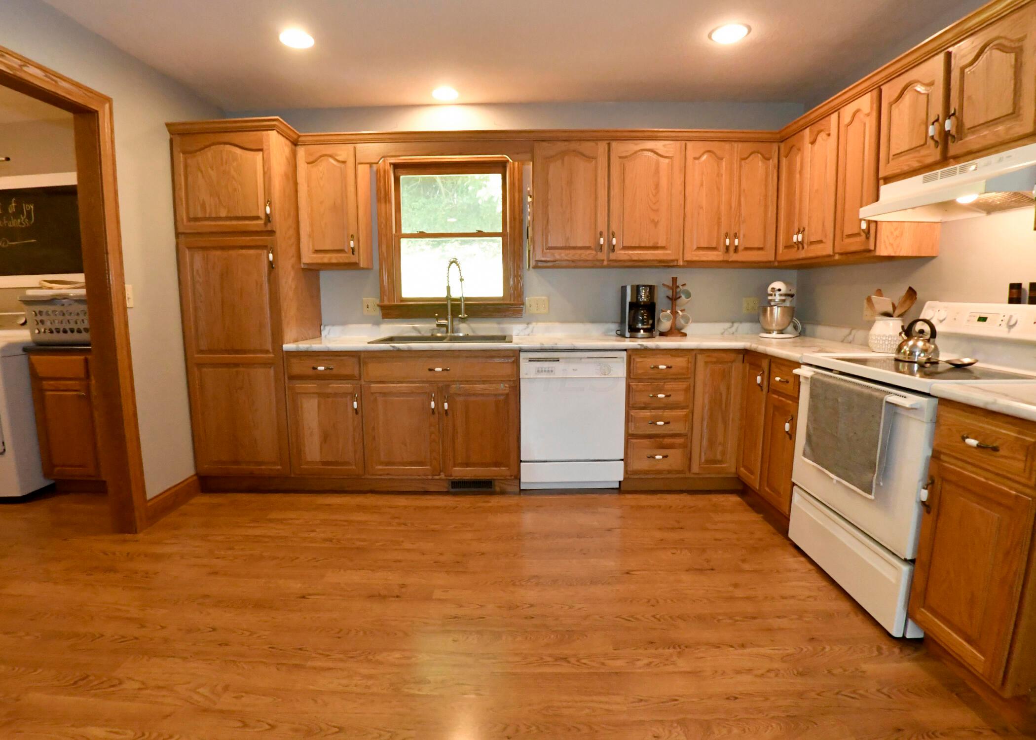 266 Ross Road Southeast Lancaster, OH 43130 - Photo 17 of 56 BIG kitchen