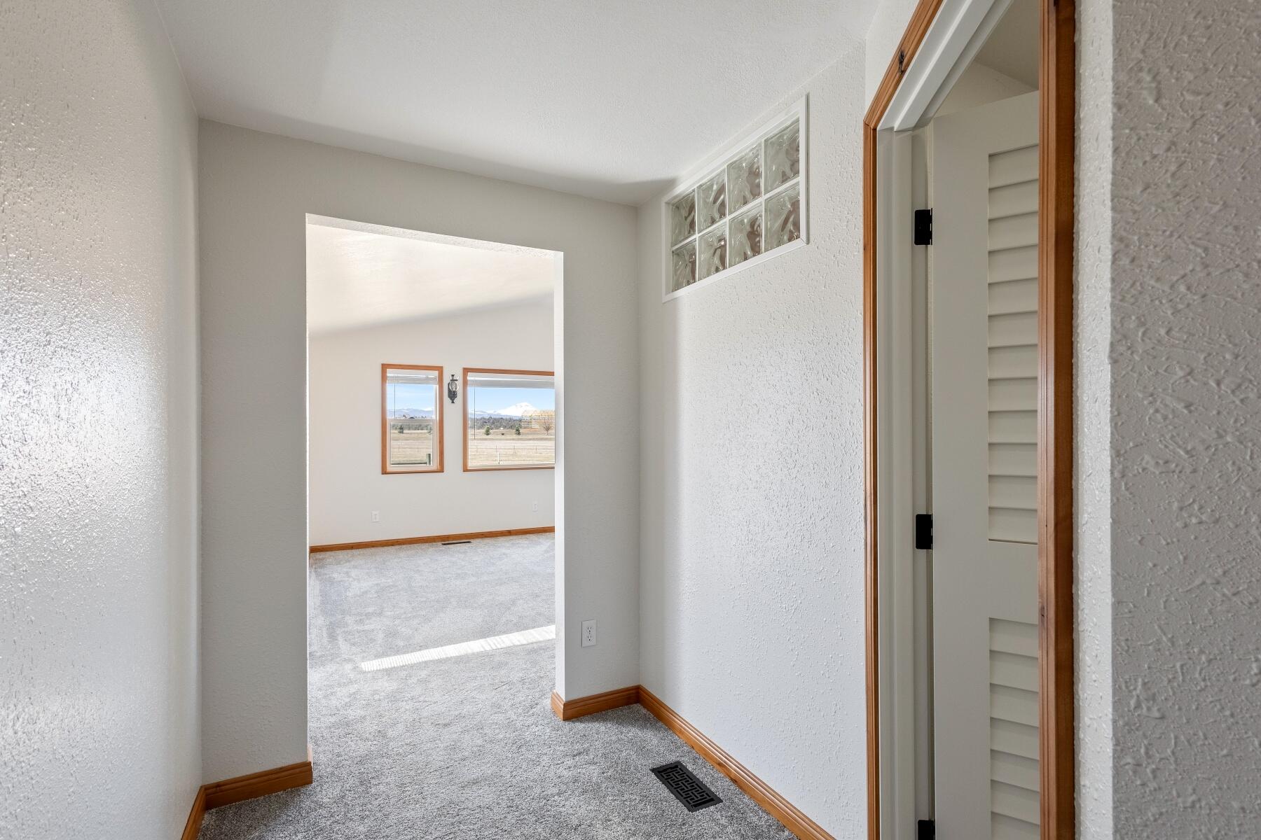 19800 Connarn Road Bend, OR 97703 - Photo 23 of 50 Hallway