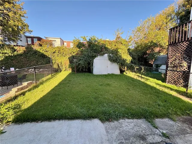 a view of a back yard