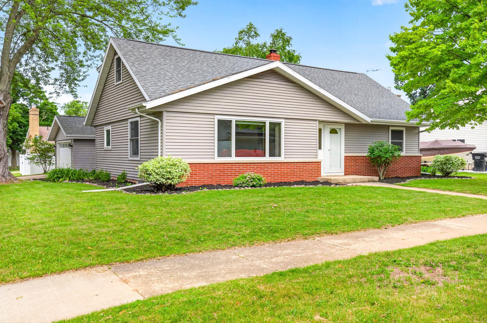 2001 North Douglas Street Appleton, WI 54914 - Photo 3 of 46