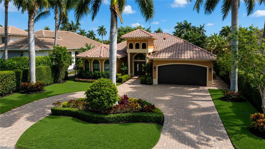 672 Fairway Terrace Naples, FL 34103 - Photo 1 of 40