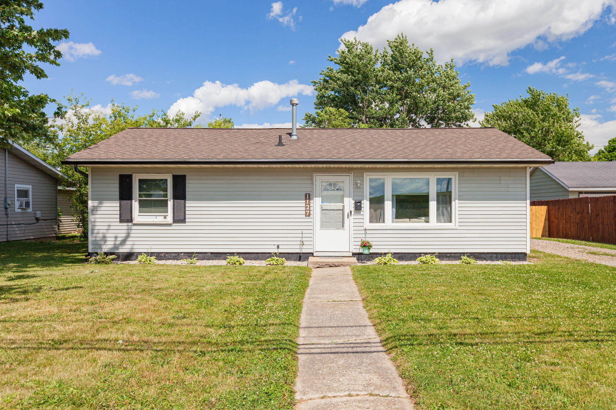 1127 Division Street Adrian, MI 49221 - Photo 2 of 27 1127 Division St - 1021