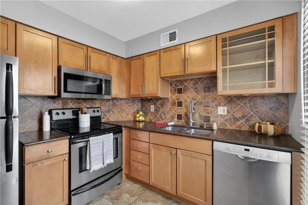 $180,000 | 4430 Jarboe Street, Unit 6, Kansas City, MO 64111