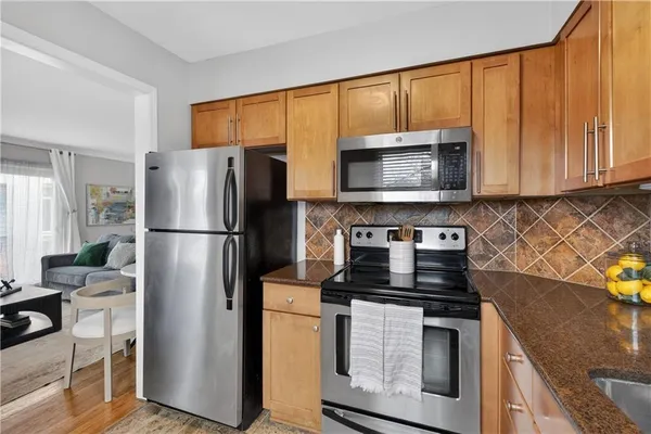 $180,000 | 4430 Jarboe Street, Unit 6, Kansas City, MO 64111