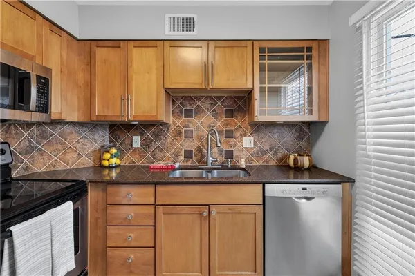 $180,000 | 4430 Jarboe Street, Unit 6, Kansas City, MO 64111