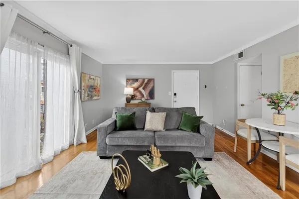 $180,000 | 4430 Jarboe Street, Unit 6, Kansas City, MO 64111