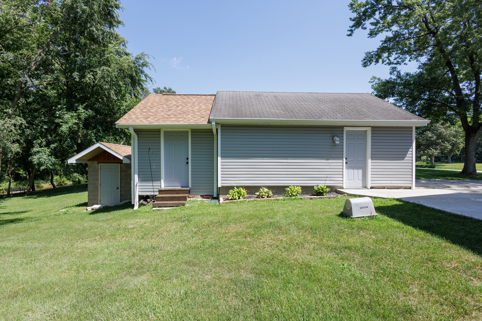 855 East 5000S Road Kankakee, IL 60901 - Photo 43 of 48 a house with garden in front of it
