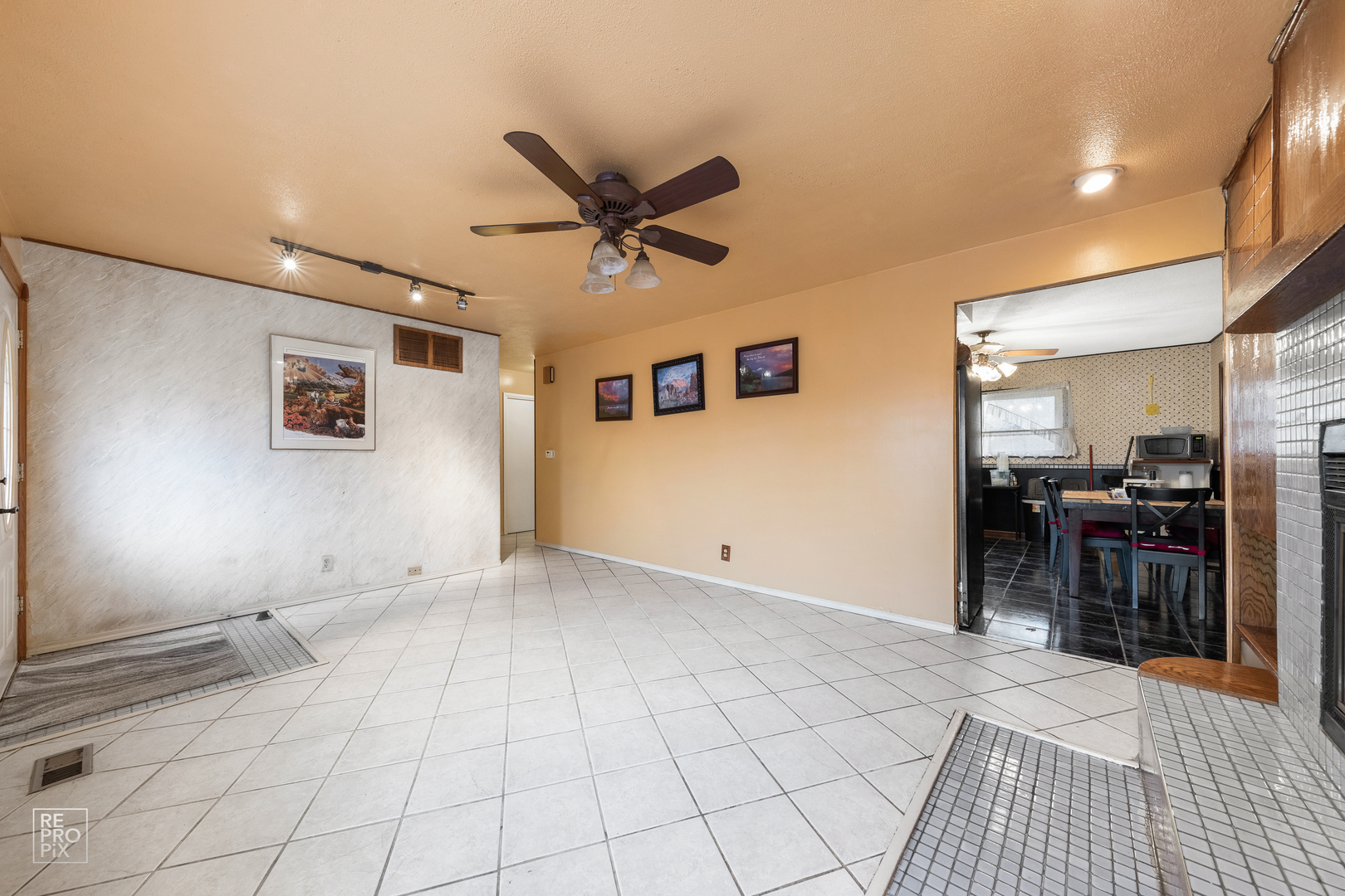 512 Audubon Road Streamwood, IL 60107 - Photo 3 of 10 a view of a livingroom with a furniture