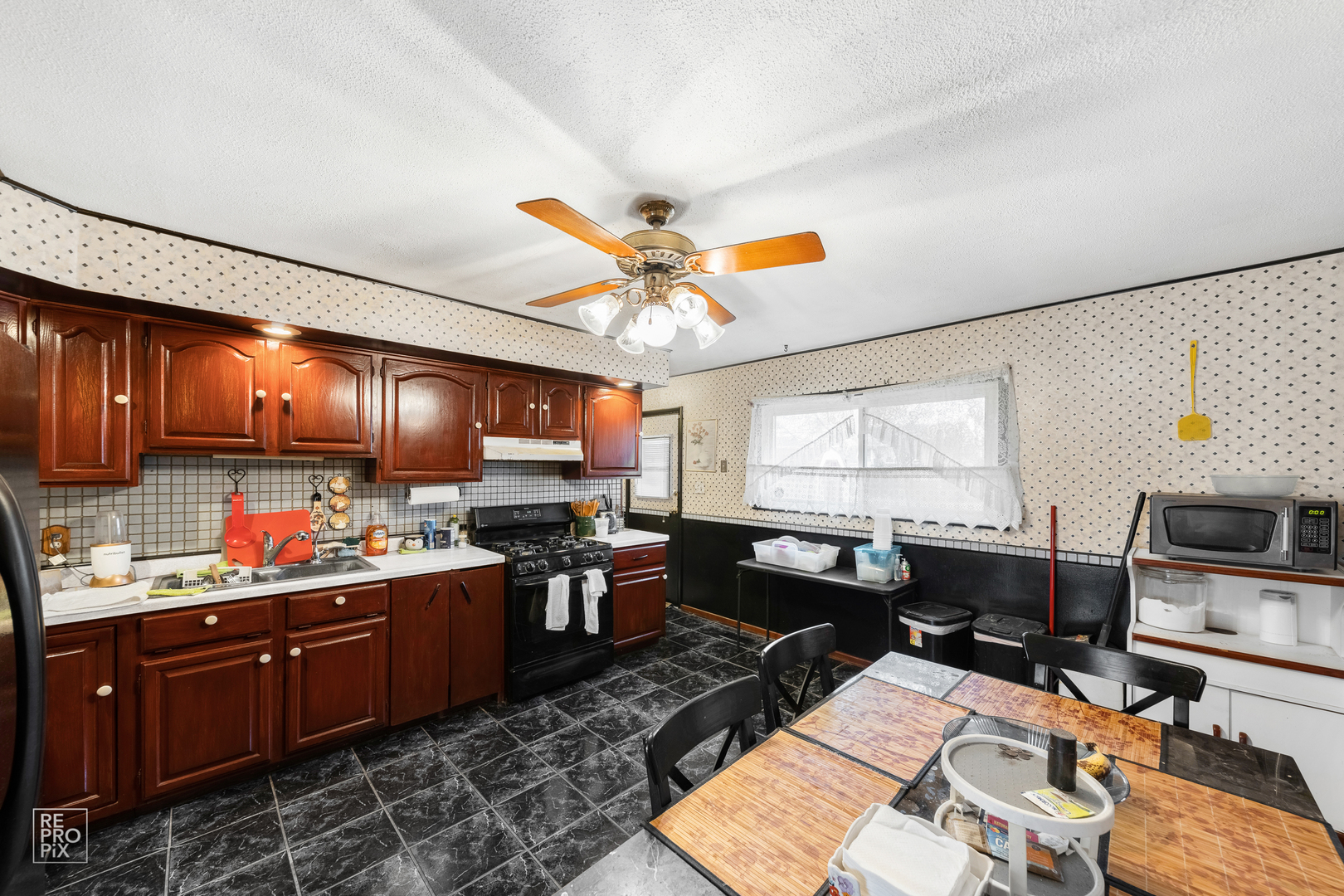 512 Audubon Road Streamwood, IL 60107 - Photo 4 of 10 a kitchen with a sink stove and cabinets