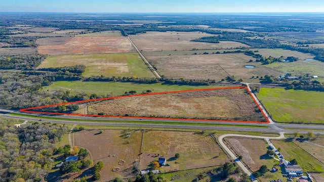 a view of a livingroom with hardwood floor and a ceiling fan