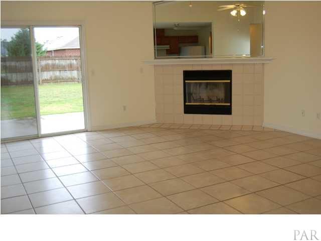 119 Gunwale Road Pensacola, FL 32507 - Photo 4 of 21 a black and white photo of a livingroom