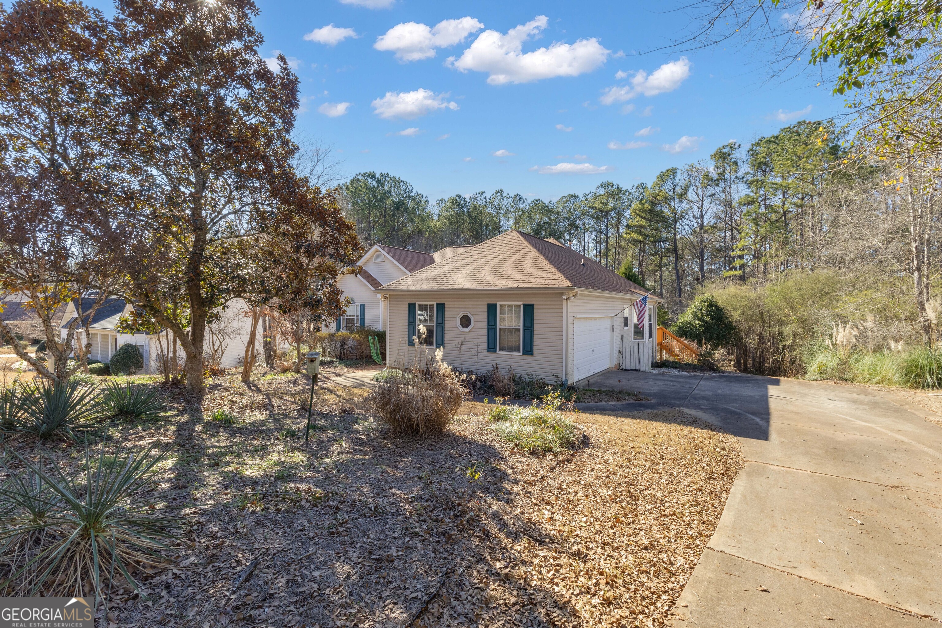 165 Masters Drive Newnan, GA 30265 - Photo 3 of 63 a front view of a house with garden
