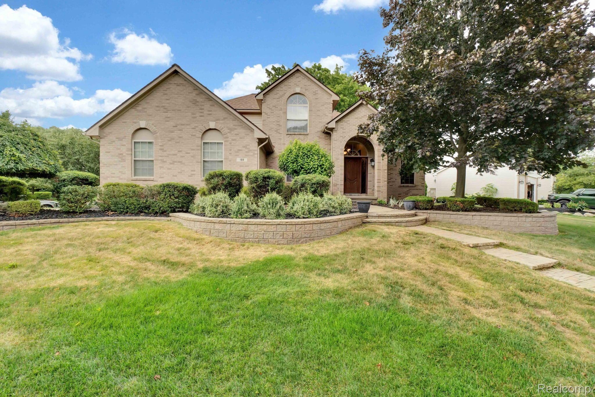 109 Chestnut Ridge Walled Lake, MI 48390 - Photo 4 of 54 Gallery Image 4