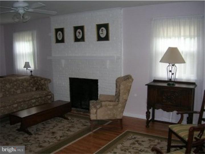 107 Lehigh Road North Glassboro, NJ 08028 - Photo 4 of 15 Living Room