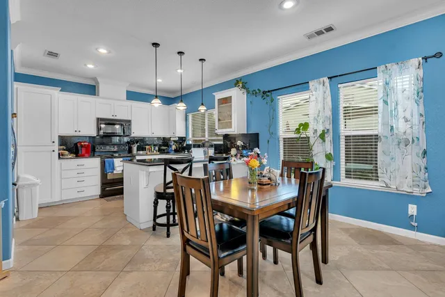 $379,999 | 805 El Tesoro Lane, Los Banos, CA 93635