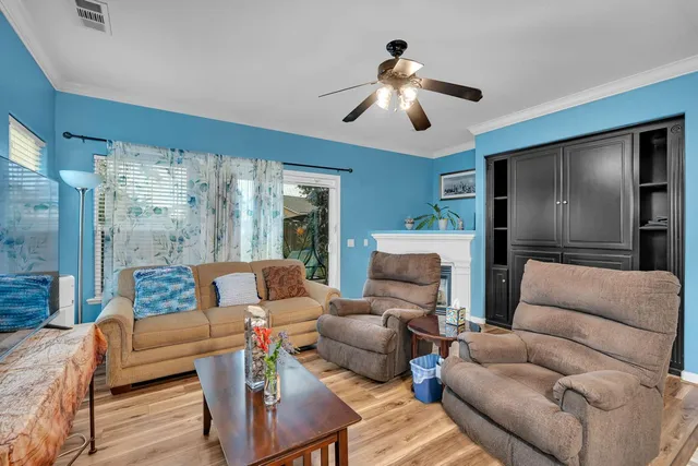 $379,999 | 805 El Tesoro Lane, Los Banos, CA 93635