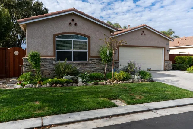 $379,999 | 805 El Tesoro Lane, Los Banos, CA 93635