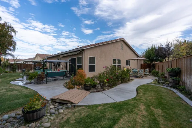 $379,999 | 805 El Tesoro Lane, Los Banos, CA 93635