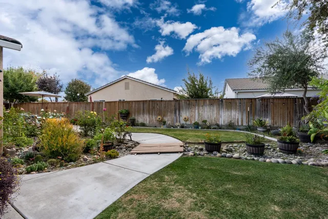 $379,999 | 805 El Tesoro Lane, Los Banos, CA 93635